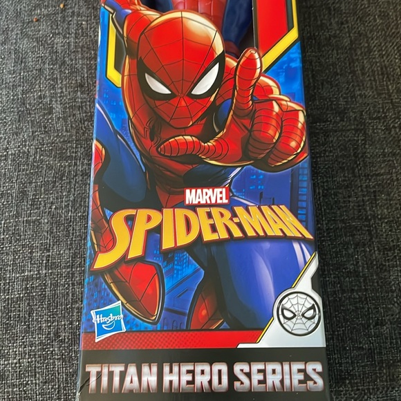 Marvel Spider-Man Titan Hero Series Figura Armored Spider-Man 30 Cm - Hasbro C0019, Snodabile, Dai 4 Anni
